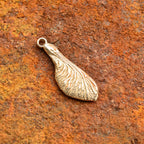 „Ahornsamen“ – Anhänger aus 925er Silber, handgefertigter Talisman für Neubeginn und Fruchtbarkeit, Skulpturenschmuck im Boho- und rustikalen Stil | Art Diva