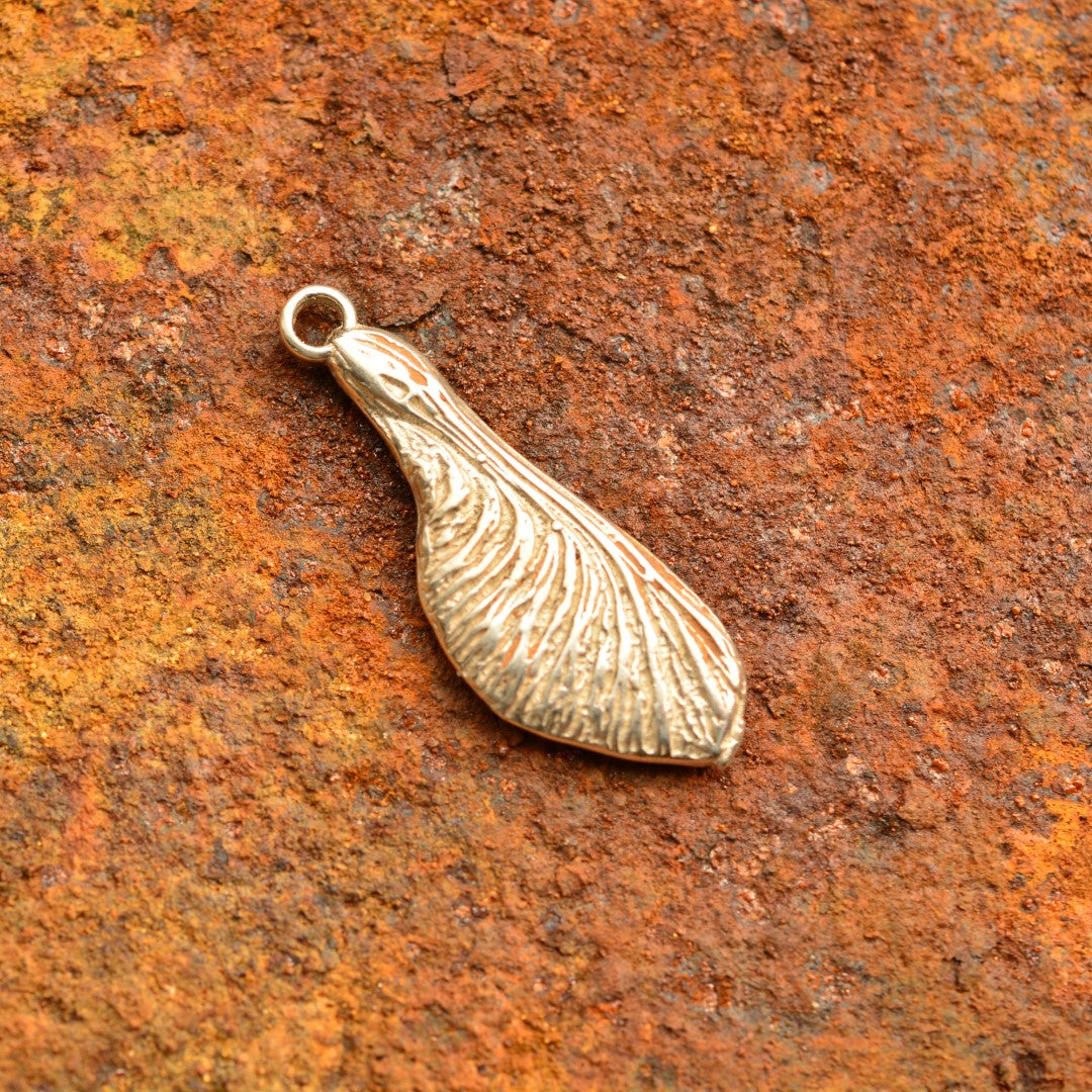 „Ahornsamen“ – Anhänger aus 925er Silber, handgefertigter Talisman für Neubeginn und Fruchtbarkeit, Skulpturenschmuck im Boho- und rustikalen Stil | Art Diva