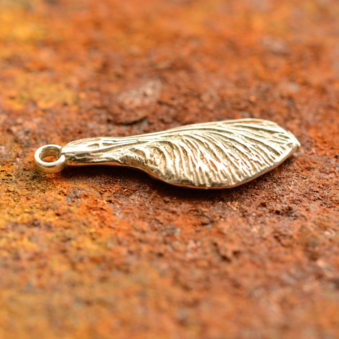 „Ahornsamen“ – Anhänger aus 925er Silber, handgefertigter Talisman für Neubeginn und Fruchtbarkeit, Skulpturenschmuck im Boho- und rustikalen Stil | Art Diva