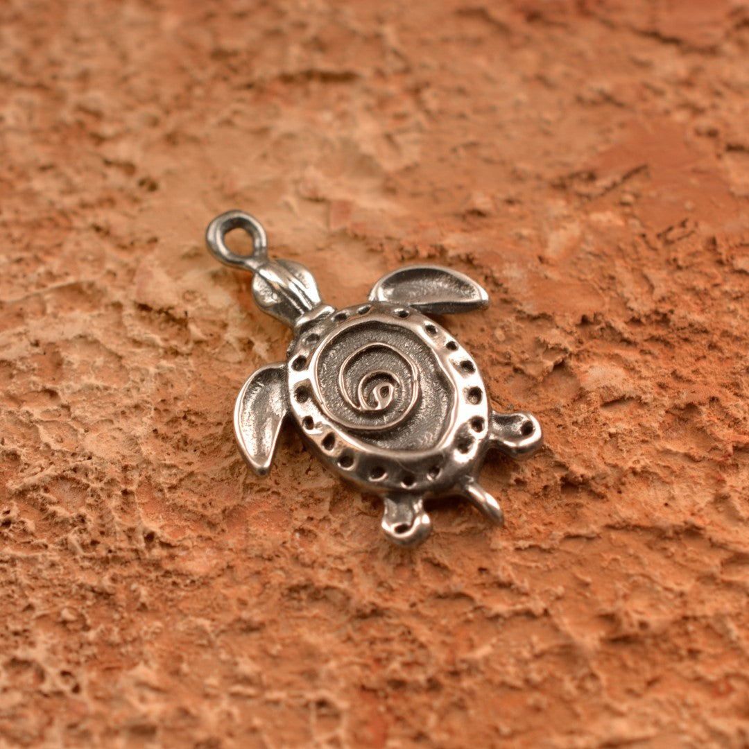 „Schildkröte“ – handgefertigter Anhänger aus 925er Silber, Symbol für Langlebigkeit, Weisheit und Schutz, Talisman im Boho- und rustikalen Stil | Art Diva