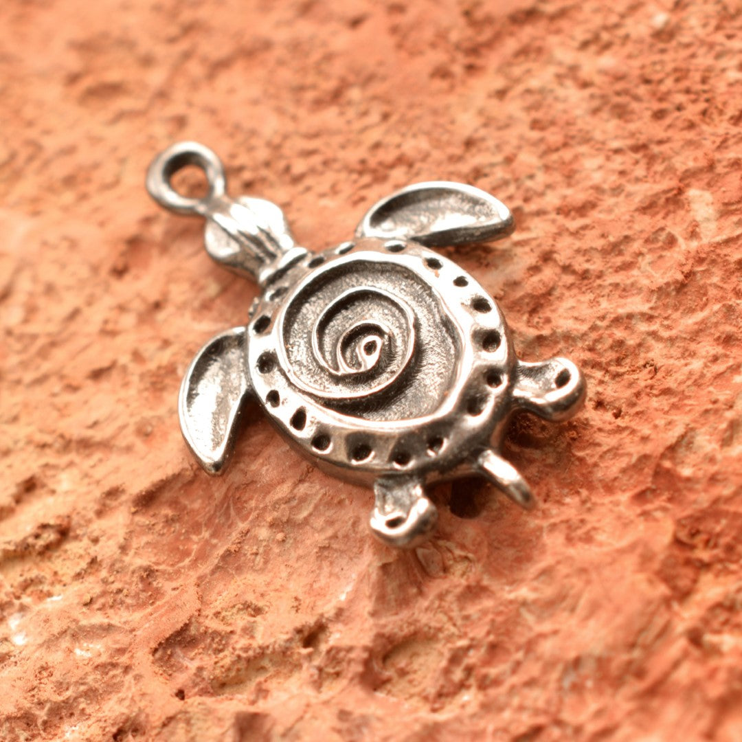 „Schildkröte“ – handgefertigter Anhänger aus 925er Silber, Symbol für Langlebigkeit, Weisheit und Schutz, Talisman im Boho- und rustikalen Stil | Art Diva