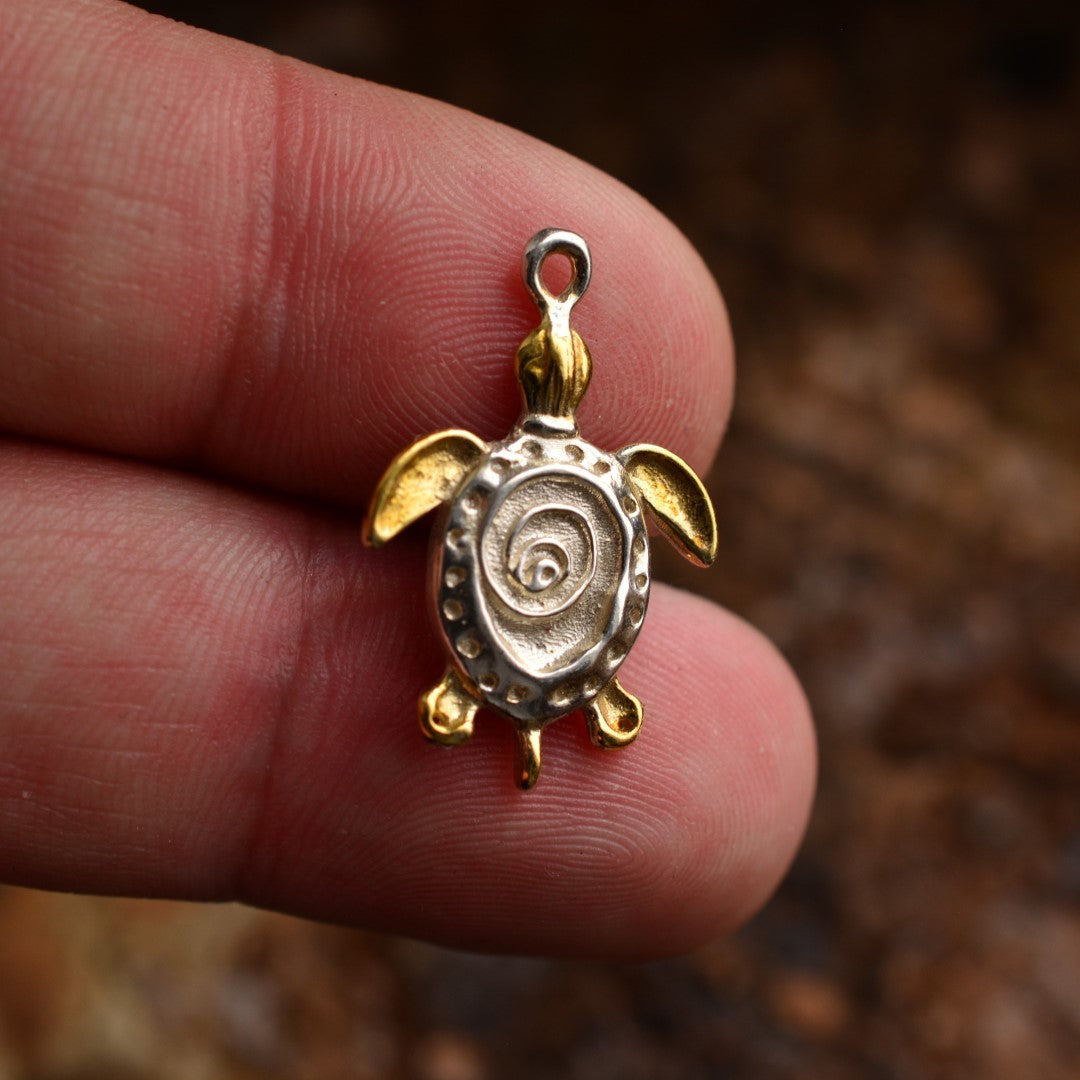 „Schildkröte“ – handgefertigter Anhänger aus 925er Silber mit goldfarbenen Akzenten, Talisman für Ruhe, Widerstandskraft und Langlebigkeit, Skulpturenschmuck im Boho- und rustikalen Stil | Art Diva
