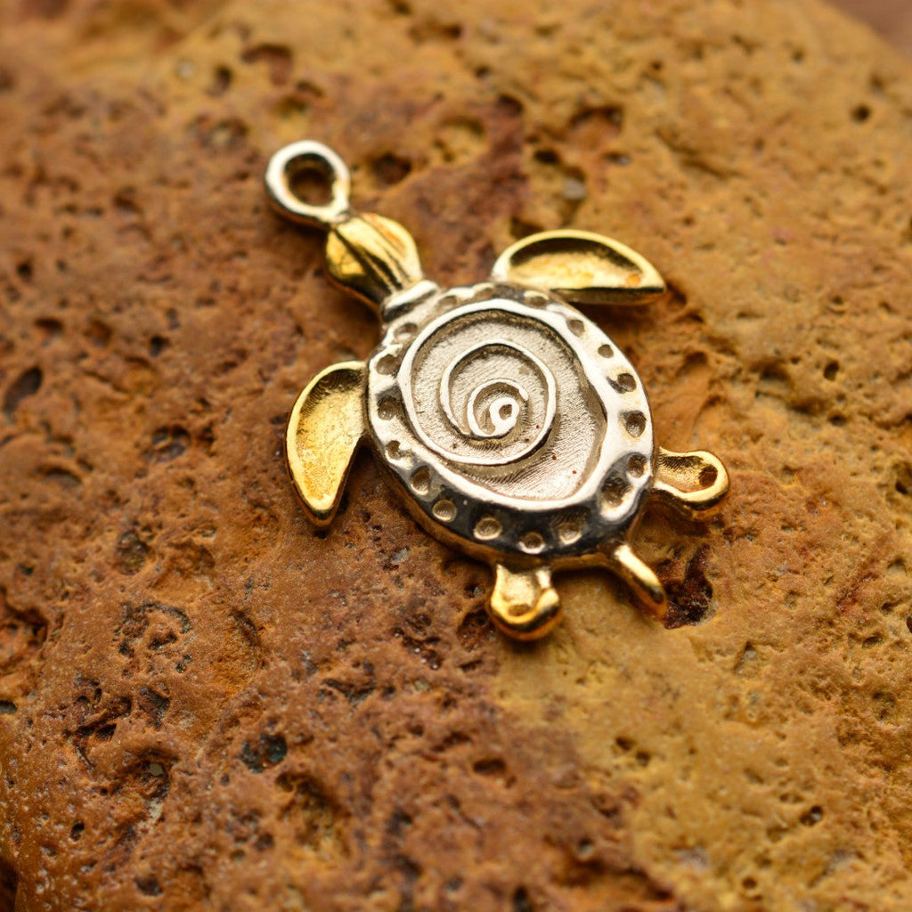 „Schildkröte“ – handgefertigter Anhänger aus 925er Silber mit goldfarbenen Akzenten, Talisman für Ruhe, Widerstandskraft und Langlebigkeit, Skulpturenschmuck im Boho- und rustikalen Stil | Art Diva
