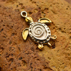 „Schildkröte“ – handgefertigter Anhänger aus 925er Silber mit goldfarbenen Akzenten, Talisman für Ruhe, Widerstandskraft und Langlebigkeit, Skulpturenschmuck im Boho- und rustikalen Stil | Art Diva