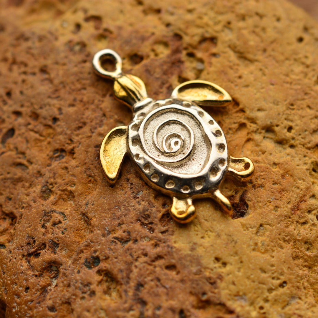 „Schildkröte“ – handgefertigter Anhänger aus 925er Silber mit goldfarbenen Akzenten, Talisman für Ruhe, Widerstandskraft und Langlebigkeit, Skulpturenschmuck im Boho- und rustikalen Stil | Art Diva