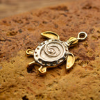 „Schildkröte“ – handgefertigter Anhänger aus 925er Silber mit goldfarbenen Akzenten, Talisman für Ruhe, Widerstandskraft und Langlebigkeit, Skulpturenschmuck im Boho- und rustikalen Stil | Art Diva