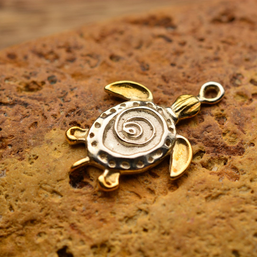 „Schildkröte“ – handgefertigter Anhänger aus 925er Silber mit goldfarbenen Akzenten, Talisman für Ruhe, Widerstandskraft und Langlebigkeit, Skulpturenschmuck im Boho- und rustikalen Stil | Art Diva