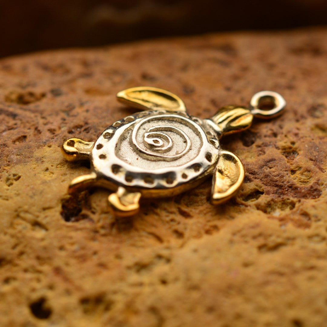 „Schildkröte“ – handgefertigter Anhänger aus 925er Silber mit goldfarbenen Akzenten, Talisman für Ruhe, Widerstandskraft und Langlebigkeit, Skulpturenschmuck im Boho- und rustikalen Stil | Art Diva