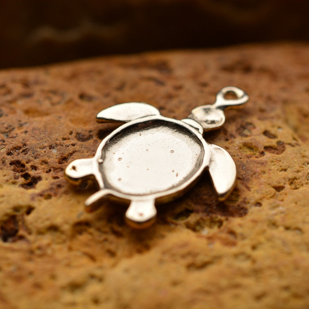 „Schildkröte“ – handgefertigter Anhänger aus 925er Silber mit goldfarbenen Akzenten, Talisman für Ruhe, Widerstandskraft und Langlebigkeit, Skulpturenschmuck im Boho- und rustikalen Stil | Art Diva