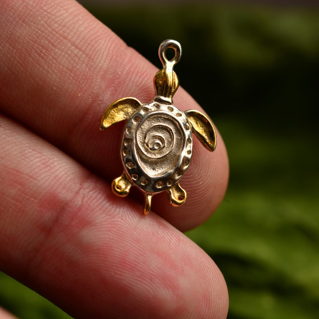 „Schildkröte“ – handgefertigter Anhänger aus 925er Silber mit goldfarbenen Akzenten, Talisman für Ruhe, Widerstandskraft und Langlebigkeit, Skulpturenschmuck im Boho- und rustikalen Stil | Art Diva