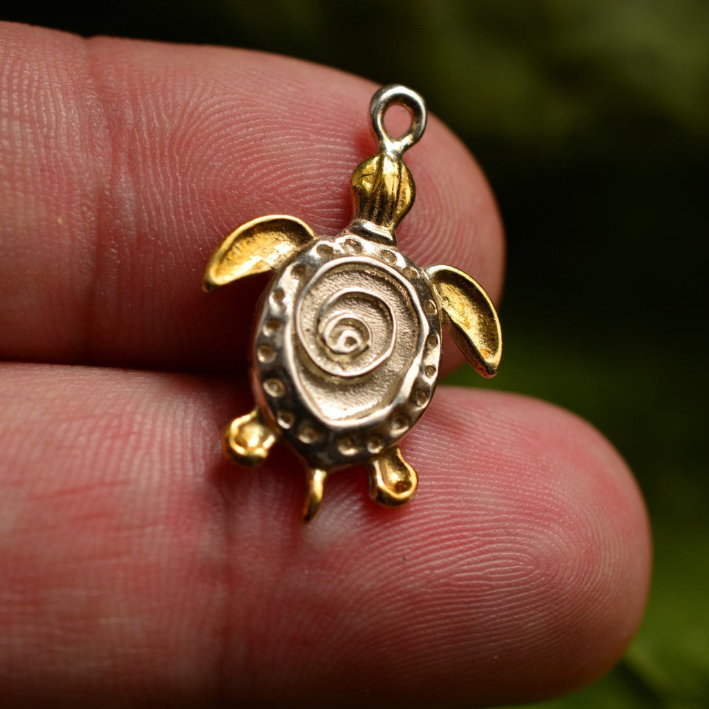 „Schildkröte“ – handgefertigter Anhänger aus 925er Silber mit goldfarbenen Akzenten, Talisman für Ruhe, Widerstandskraft und Langlebigkeit, Skulpturenschmuck im Boho- und rustikalen Stil | Art Diva