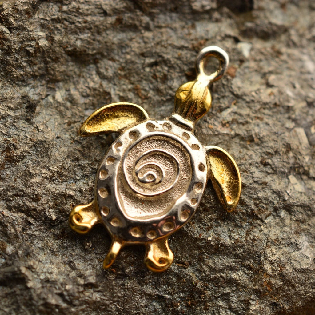 „Schildkröte“ – handgefertigter Anhänger aus 925er Silber mit goldfarbenen Akzenten, Talisman für Ruhe, Widerstandskraft und Langlebigkeit, Skulpturenschmuck im Boho- und rustikalen Stil | Art Diva
