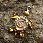 „Schildkröte“ – handgefertigter Anhänger aus 925er Silber mit goldfarbenen Akzenten, Talisman für Ruhe, Widerstandskraft und Langlebigkeit, Skulpturenschmuck im Boho- und rustikalen Stil | Art Diva