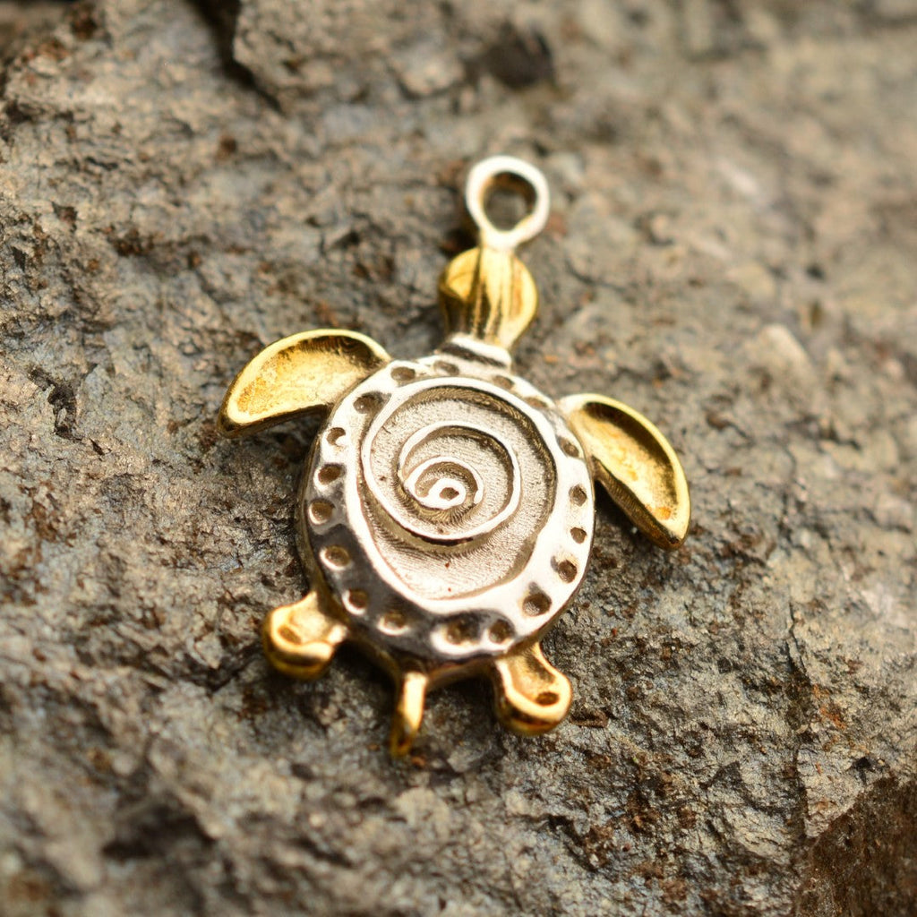 „Schildkröte“ – handgefertigter Anhänger aus 925er Silber mit goldfarbenen Akzenten, Talisman für Ruhe, Widerstandskraft und Langlebigkeit, Skulpturenschmuck im Boho- und rustikalen Stil | Art Diva