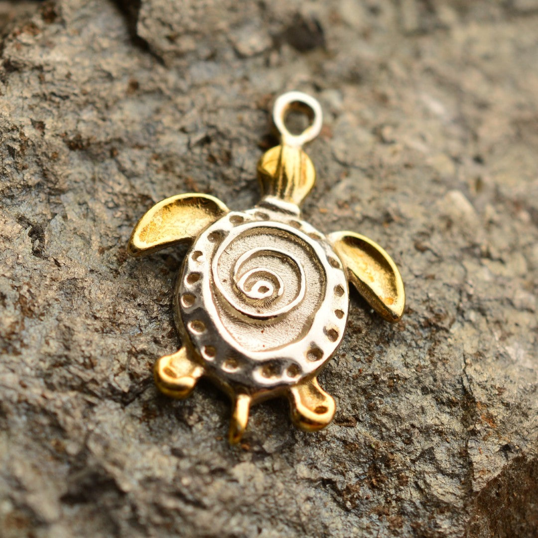 „Schildkröte“ – handgefertigter Anhänger aus 925er Silber mit goldfarbenen Akzenten, Talisman für Ruhe, Widerstandskraft und Langlebigkeit, Skulpturenschmuck im Boho- und rustikalen Stil | Art Diva