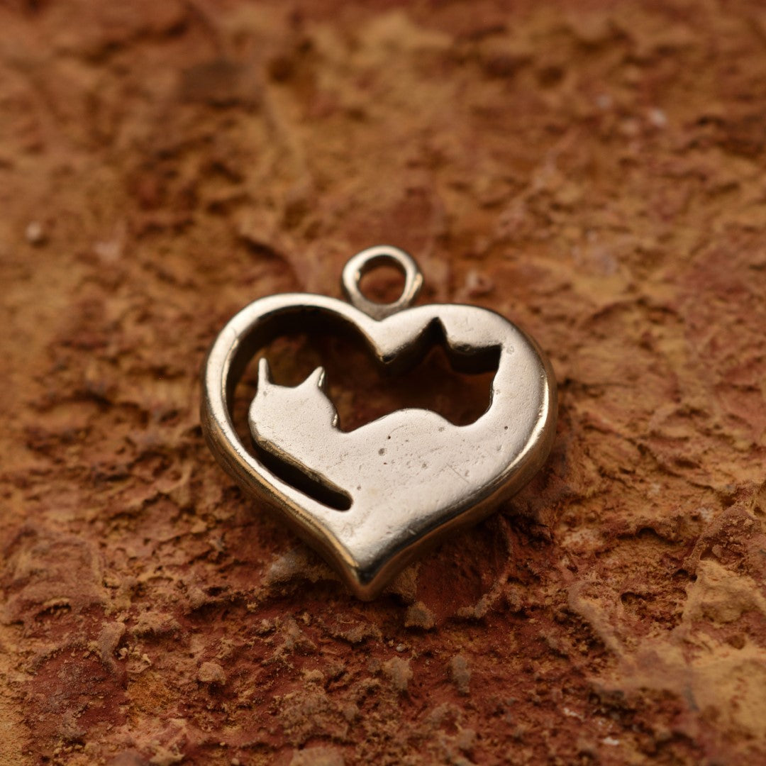 „Yin-Yang-Katzen“-Anhänger aus 925er Silber – Symbol für Katzenliebe und Harmonie, Skulpturenschmuck im Boho- und rustikalen Stil | Art Diva