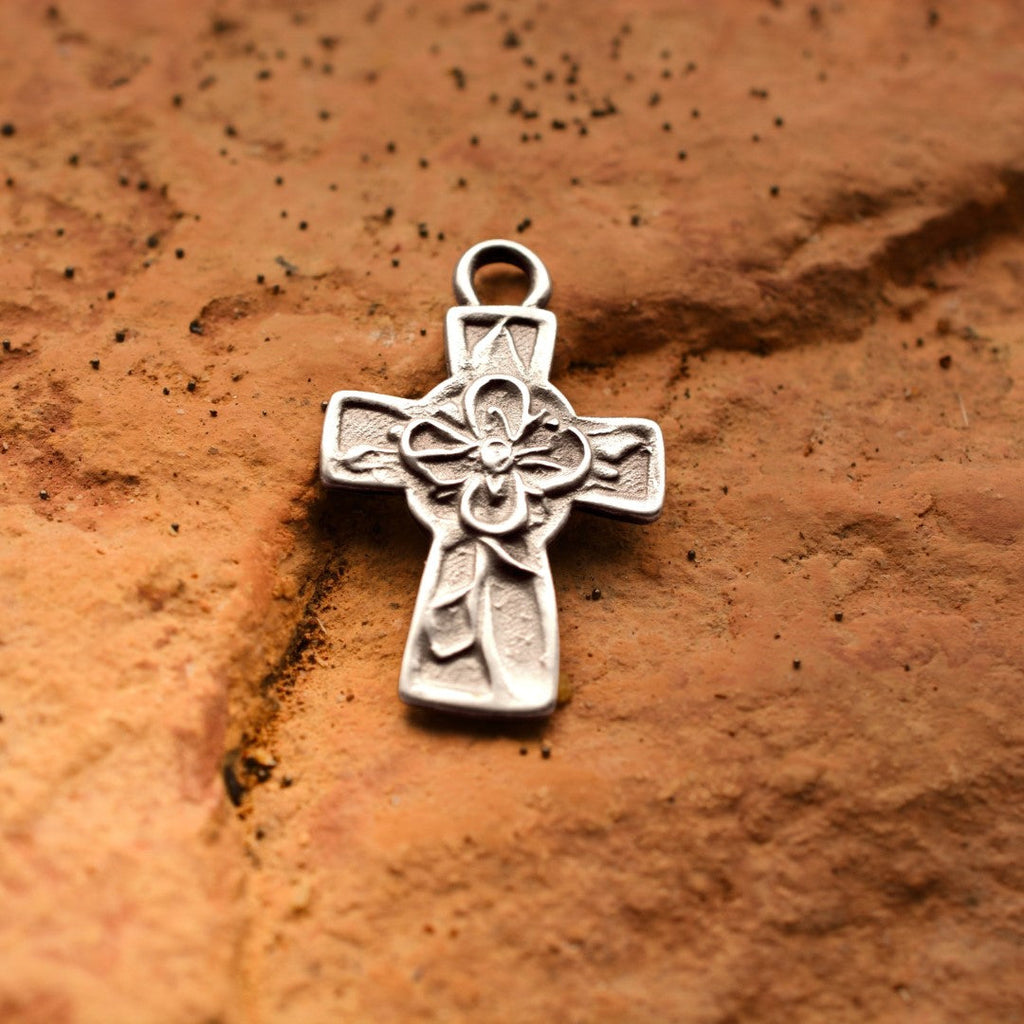 „Kreuz mit Blume“ – handgefertigter Anhänger aus 925er Silber, Talisman für Glauben und Hoffnung, Skulpturenschmuck im Boho- und rustikalen Stil | Art Diva