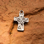 „Kreuz mit Blume“ – handgefertigter Anhänger aus 925er Silber, Talisman für Glauben und Hoffnung, Skulpturenschmuck im Boho- und rustikalen Stil | Art Diva