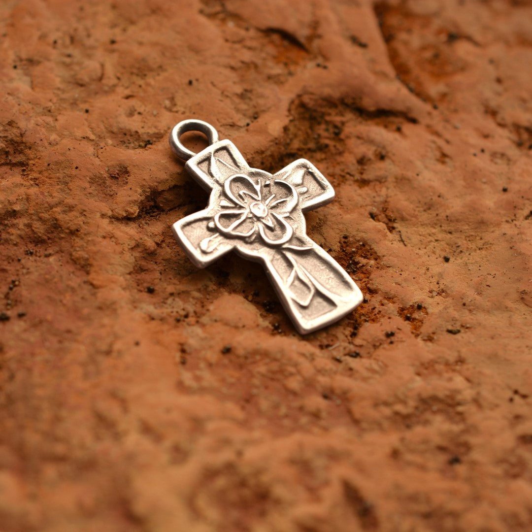 „Kreuz mit Blume“ – handgefertigter Anhänger aus 925er Silber, Talisman für Glauben und Hoffnung, Skulpturenschmuck im Boho- und rustikalen Stil | Art Diva