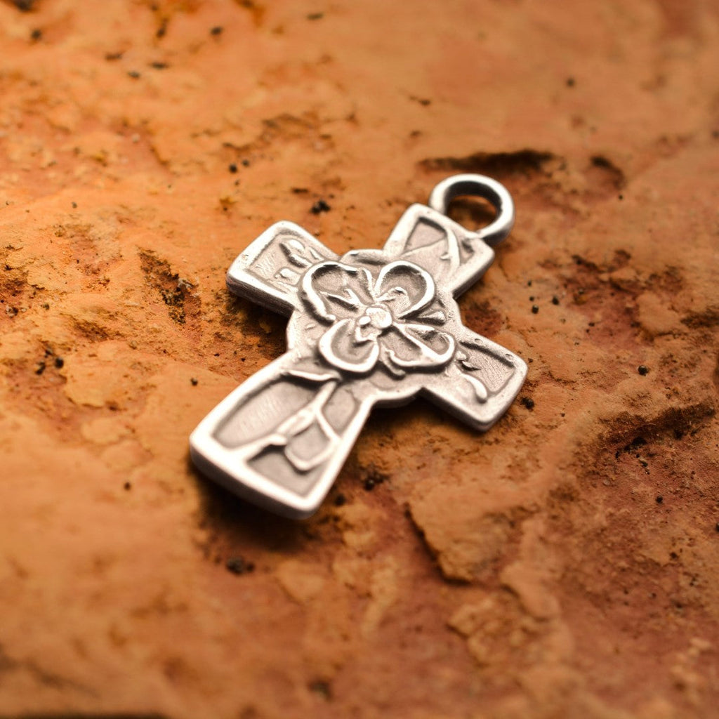 „Kreuz mit Blume“ – handgefertigter Anhänger aus 925er Silber, Talisman für Glauben und Hoffnung, Skulpturenschmuck im Boho- und rustikalen Stil | Art Diva