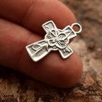 „Kreuz mit Blume“ – handgefertigter Anhänger aus 925er Silber, Talisman für Glauben und Hoffnung, Skulpturenschmuck im Boho- und rustikalen Stil | Art Diva