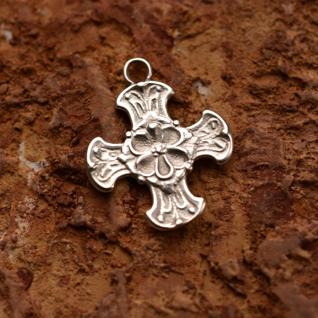 „Kreuz mit Blume“ – handgefertigter Damen-Anhänger aus 925er Silber, Talisman für Glauben und Schutz, Skulpturenschmuck im Boho- und rustikalen Stil | Art Diva