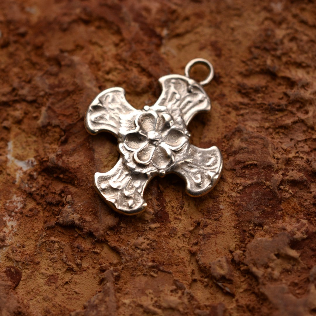 „Kreuz mit Blume“ – handgefertigter Damen-Anhänger aus 925er Silber, Talisman für Glauben und Schutz, Skulpturenschmuck im Boho- und rustikalen Stil | Art Diva