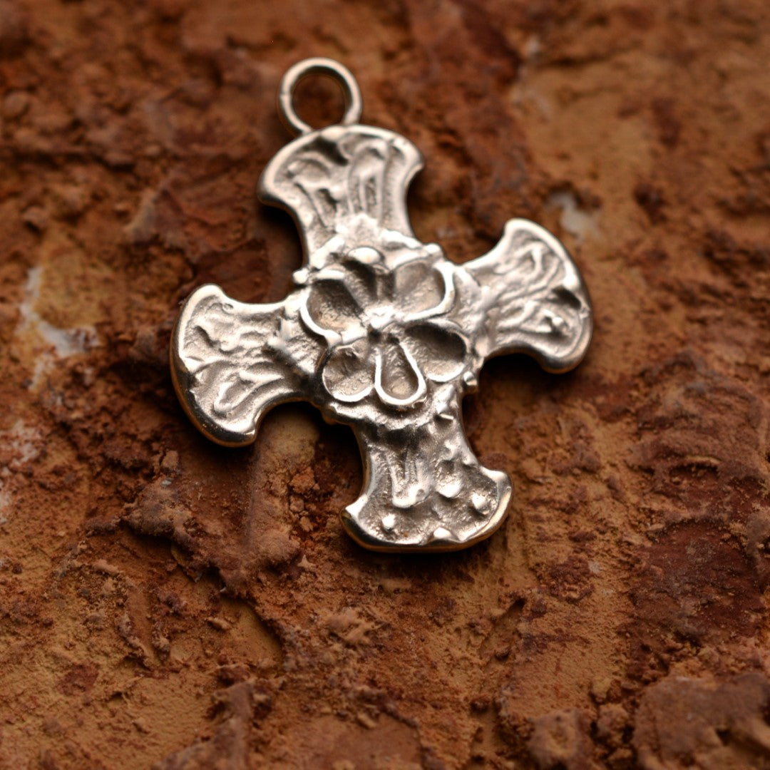 „Kreuz mit Blume“ – handgefertigter Damen-Anhänger aus 925er Silber, Talisman für Glauben und Schutz, Skulpturenschmuck im Boho- und rustikalen Stil | Art Diva