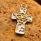 „Kreuz mit Blume“-Anhänger aus 925er Silber mit goldfarbenen Akzenten – Symbol für Glauben, spirituelle Stärke, inneren Frieden und Schutz, Skulpturenschmuck im Boho- und rustikalen Stil | Art Diva