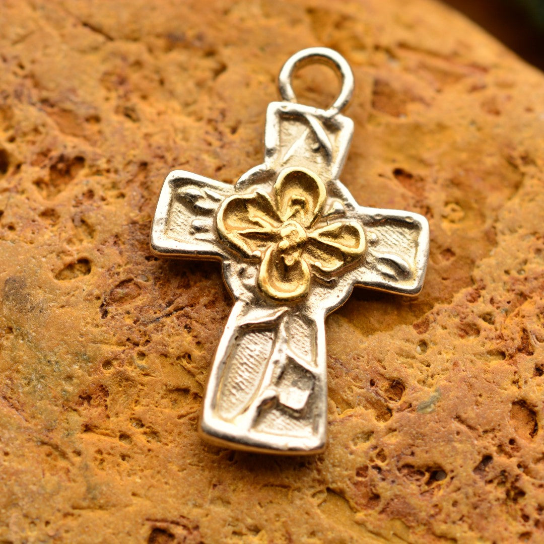 „Kreuz mit Blume“-Anhänger aus 925er Silber mit goldfarbenen Akzenten – Symbol für Glauben, spirituelle Stärke, inneren Frieden und Schutz, Skulpturenschmuck im Boho- und rustikalen Stil | Art Diva