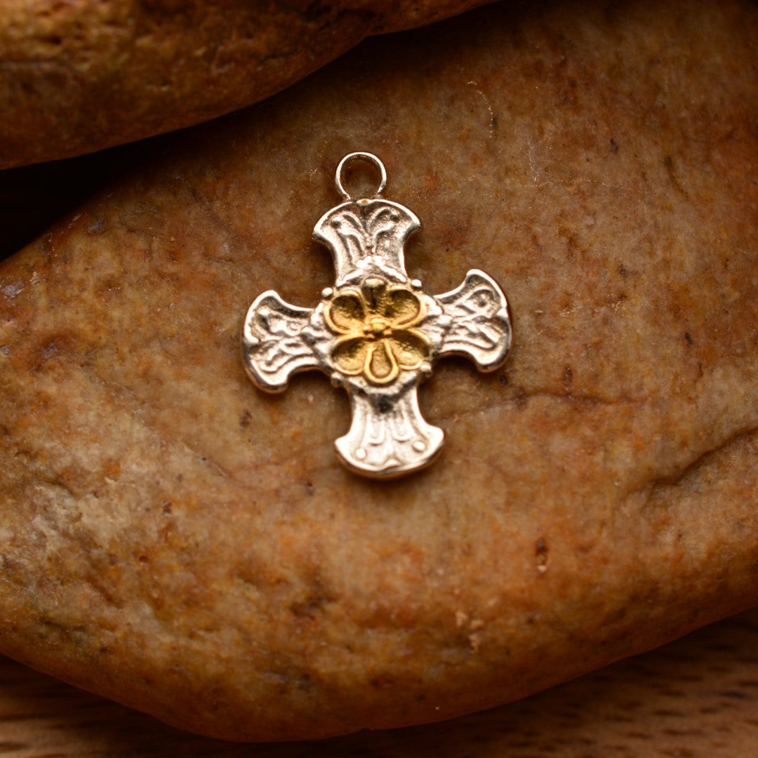 „Kreuz mit Blume“-Anhänger aus 925er Silber mit goldfarbenen Akzenten – Symbol für Glauben, Schutz, spirituelle Stärke und inneren Frieden, Skulpturenschmuck im Boho- und rustikalen Stil | Art Diva