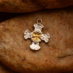 „Kreuz mit Blume“-Anhänger aus 925er Silber mit goldfarbenen Akzenten – Symbol für Glauben, Schutz, spirituelle Stärke und inneren Frieden, Skulpturenschmuck im Boho- und rustikalen Stil | Art Diva
