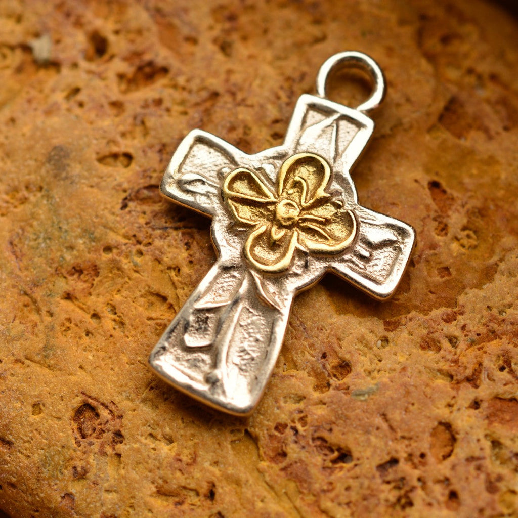„Kreuz mit Blume“-Anhänger aus 925er Silber mit goldfarbenen Akzenten – Symbol für Glauben, spirituelle Stärke, inneren Frieden und Schutz, Skulpturenschmuck im Boho- und rustikalen Stil | Art Diva