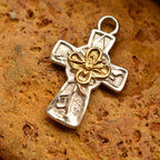 „Kreuz mit Blume“-Anhänger aus 925er Silber mit goldfarbenen Akzenten – Symbol für Glauben, spirituelle Stärke, inneren Frieden und Schutz, Skulpturenschmuck im Boho- und rustikalen Stil | Art Diva