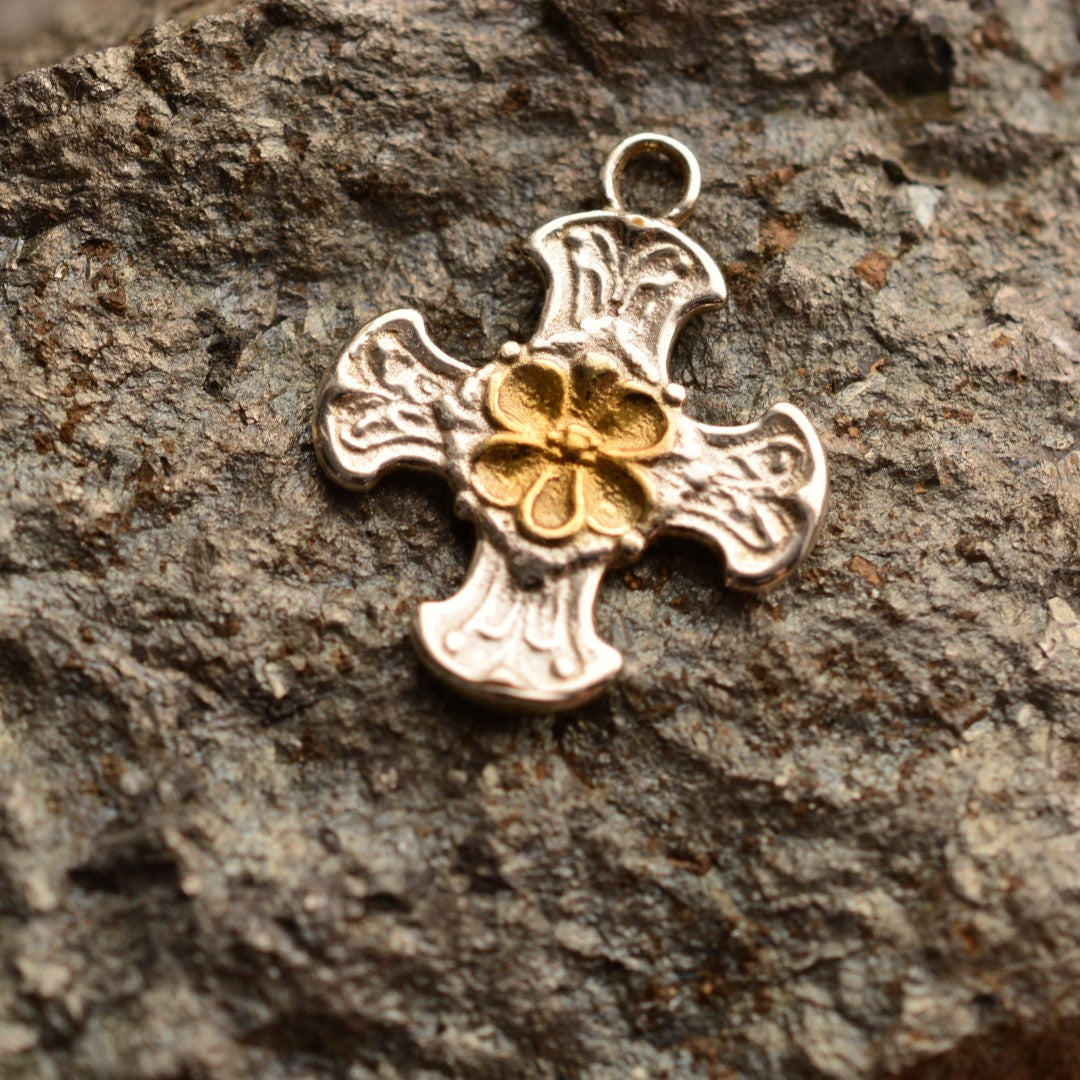 „Kreuz mit Blume“-Anhänger aus 925er Silber mit goldfarbenen Akzenten – Symbol für Glauben, Schutz, spirituelle Stärke und inneren Frieden, Skulpturenschmuck im Boho- und rustikalen Stil | Art Diva