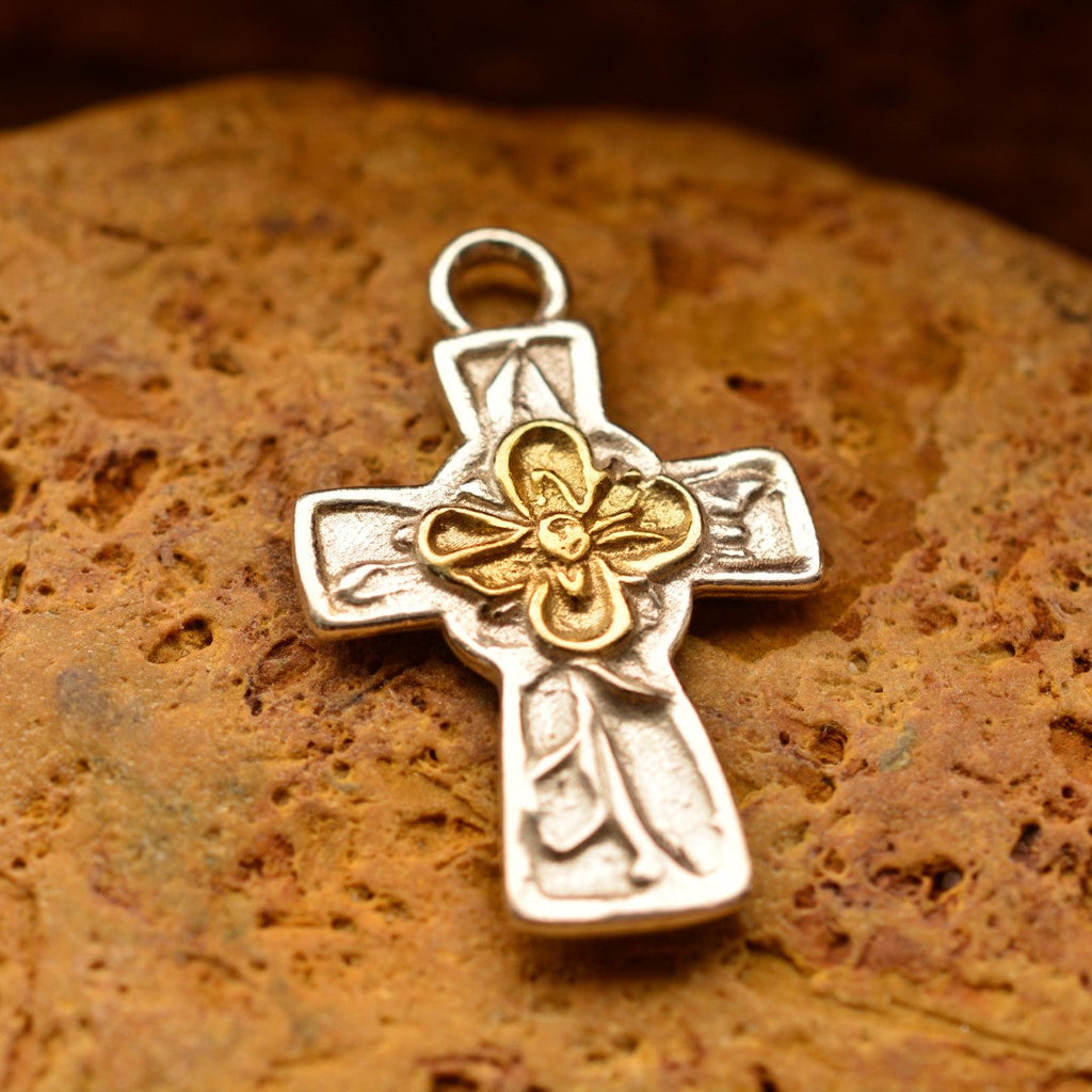 „Kreuz mit Blume“-Anhänger aus 925er Silber mit goldfarbenen Akzenten – Symbol für Glauben, spirituelle Stärke, inneren Frieden und Schutz, Skulpturenschmuck im Boho- und rustikalen Stil | Art Diva