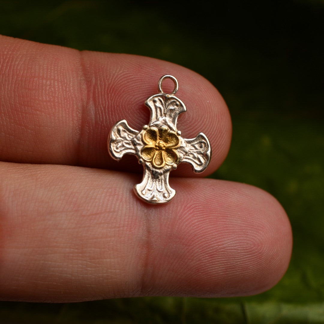 „Kreuz mit Blume“-Anhänger aus 925er Silber mit goldfarbenen Akzenten – Symbol für Glauben, Schutz, spirituelle Stärke und inneren Frieden, Skulpturenschmuck im Boho- und rustikalen Stil | Art Diva
