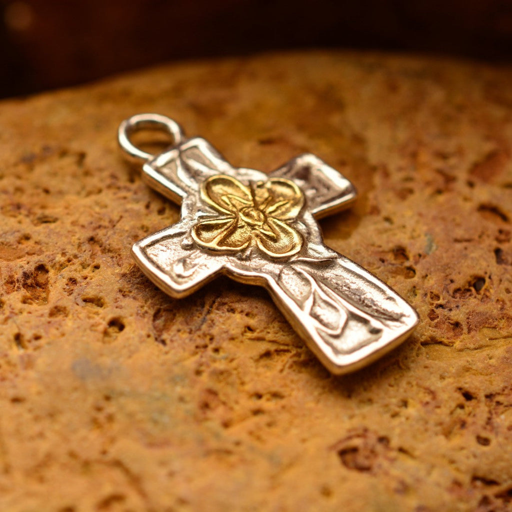 „Kreuz mit Blume“-Anhänger aus 925er Silber mit goldfarbenen Akzenten – Symbol für Glauben, spirituelle Stärke, inneren Frieden und Schutz, Skulpturenschmuck im Boho- und rustikalen Stil | Art Diva