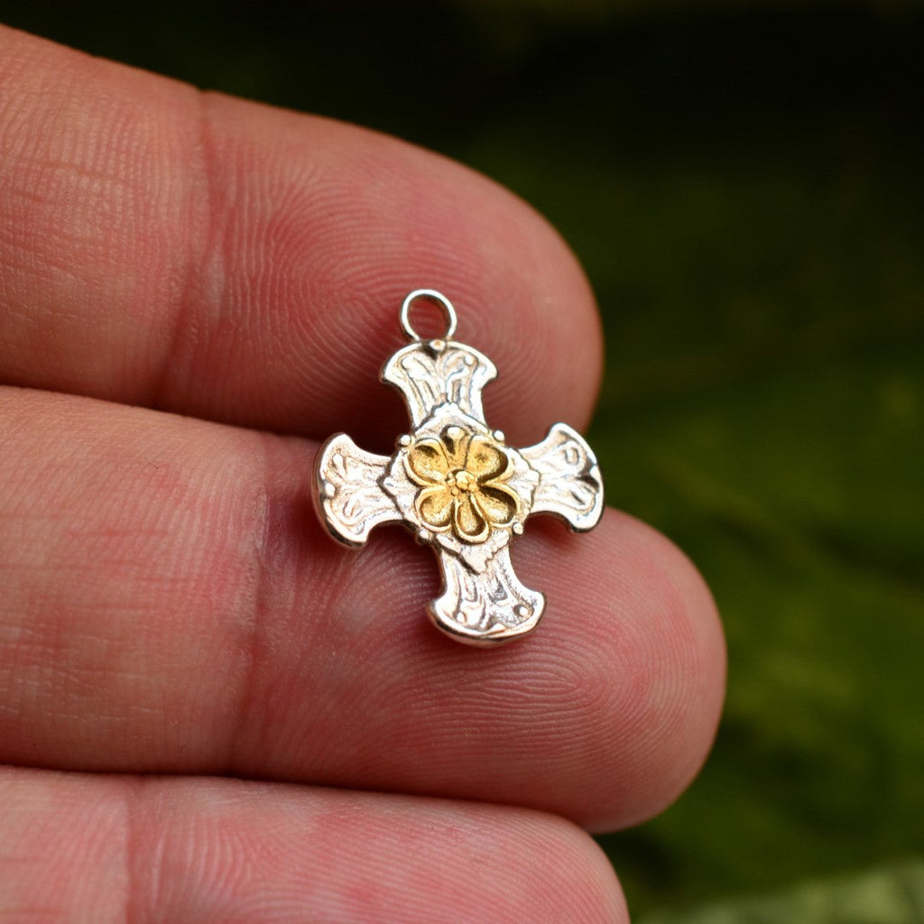 „Kreuz mit Blume“-Anhänger aus 925er Silber mit goldfarbenen Akzenten – Symbol für Glauben, Schutz, spirituelle Stärke und inneren Frieden, Skulpturenschmuck im Boho- und rustikalen Stil | Art Diva