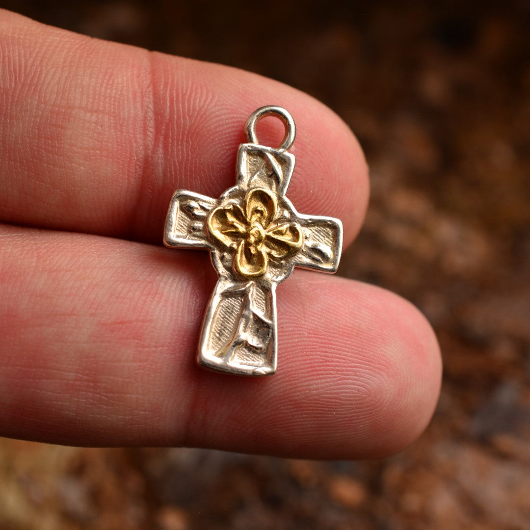 „Kreuz mit Blume“-Anhänger aus 925er Silber mit goldfarbenen Akzenten – Symbol für Glauben, spirituelle Stärke, inneren Frieden und Schutz, Skulpturenschmuck im Boho- und rustikalen Stil | Art Diva
