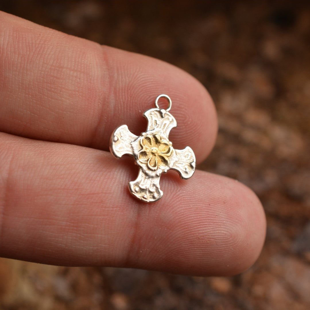 „Kreuz mit Blume“-Anhänger aus 925er Silber mit goldfarbenen Akzenten – Symbol für Glauben, Schutz, spirituelle Stärke und inneren Frieden, Skulpturenschmuck im Boho- und rustikalen Stil | Art Diva