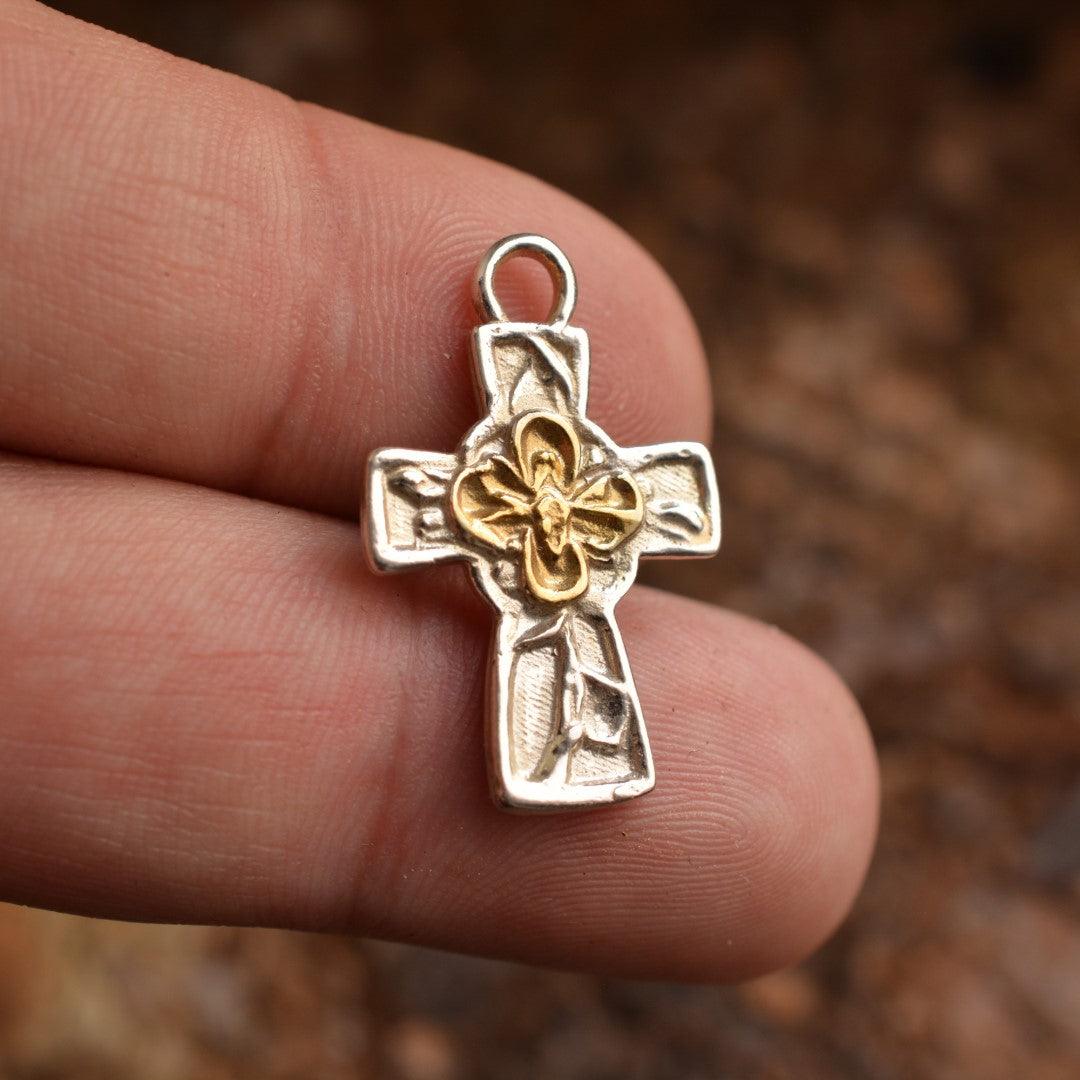 „Kreuz mit Blume“-Anhänger aus 925er Silber mit goldfarbenen Akzenten – Symbol für Glauben, spirituelle Stärke, inneren Frieden und Schutz, Skulpturenschmuck im Boho- und rustikalen Stil | Art Diva
