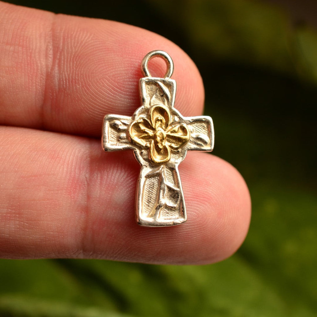 „Kreuz mit Blume“-Anhänger aus 925er Silber mit goldfarbenen Akzenten – Symbol für Glauben, spirituelle Stärke, inneren Frieden und Schutz, Skulpturenschmuck im Boho- und rustikalen Stil | Art Diva