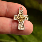„Kreuz mit Blume“-Anhänger aus 925er Silber mit goldfarbenen Akzenten – Symbol für Glauben, spirituelle Stärke, inneren Frieden und Schutz, Skulpturenschmuck im Boho- und rustikalen Stil | Art Diva