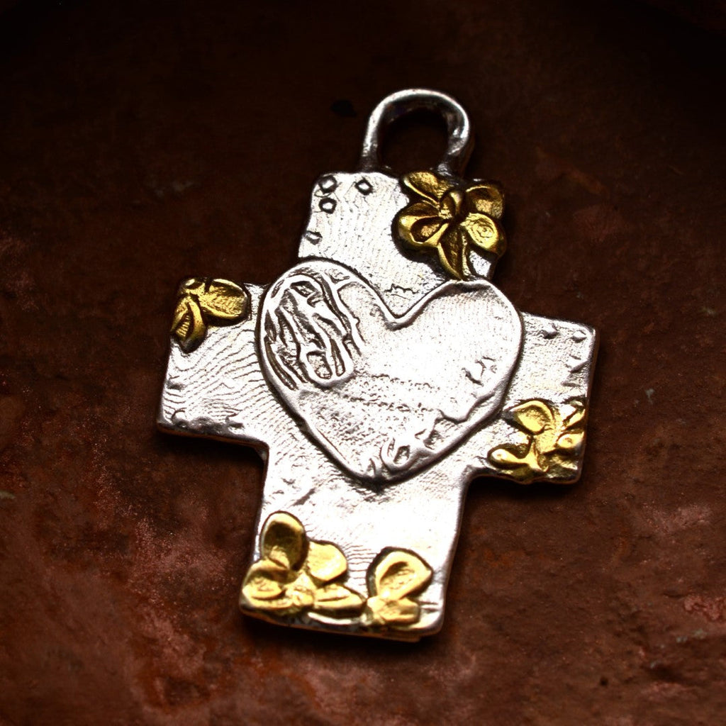 925er Silberanhänger „Kreuz mit Blumen und Herz“ mit goldenen Akzenten | Amulett für Liebe und Glauben | Handgefertigtes skulpturales Schmuckstück im Boho- und rustikalen Stil | Art Diva