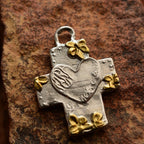 925er Silberanhänger „Kreuz mit Blumen und Herz“ mit goldenen Akzenten | Amulett für Liebe und Glauben | Handgefertigtes skulpturales Schmuckstück im Boho- und rustikalen Stil | Art Diva