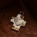 925er Silberanhänger „Kreuz mit Blumen und Herz“ mit goldenen Akzenten | Amulett für Liebe und Glauben | Handgefertigtes skulpturales Schmuckstück im Boho- und rustikalen Stil | Art Diva