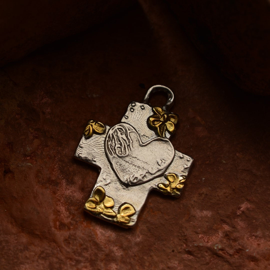 925er Silberanhänger „Kreuz mit Blumen und Herz“ mit goldenen Akzenten | Amulett für Liebe und Glauben | Handgefertigtes skulpturales Schmuckstück im Boho- und rustikalen Stil | Art Diva