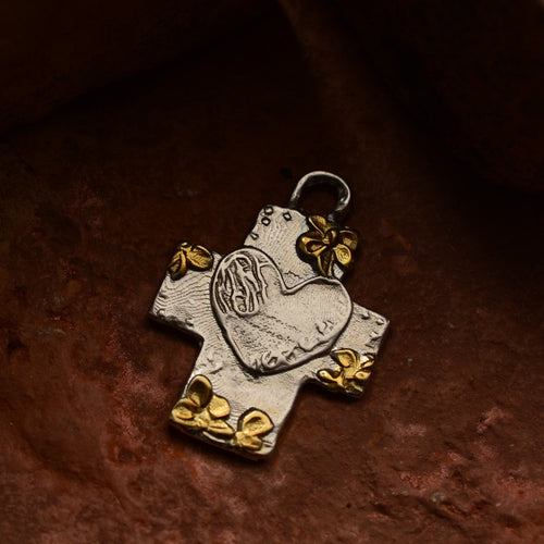925er Silberanhänger „Kreuz mit Blumen und Herz“ mit goldenen Akzenten | Amulett für Liebe und Glauben | Handgefertigtes skulpturales Schmuckstück im Boho- und rustikalen Stil | Art Diva