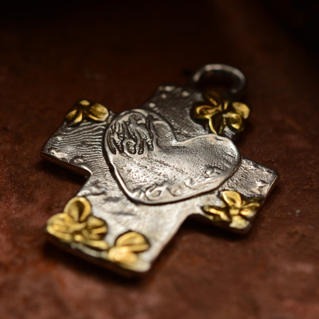 925er Silberanhänger „Kreuz mit Blumen und Herz“ mit goldenen Akzenten | Amulett für Liebe und Glauben | Handgefertigtes skulpturales Schmuckstück im Boho- und rustikalen Stil | Art Diva